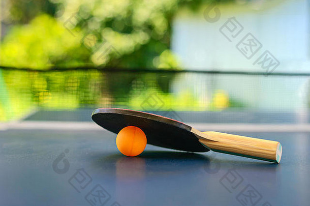 表格网球表格球拍橙色球蓝色的表格网安装后院房子澳大利亚浅景深焦点球