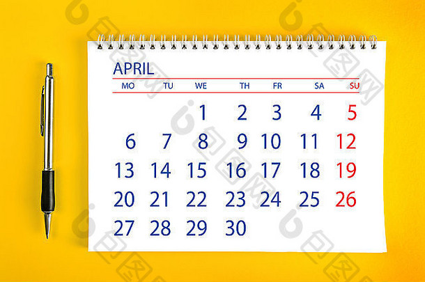 4月份纸质<strong>日历</strong>页，螺旋装订，作为时间管理和日程安排的概念。