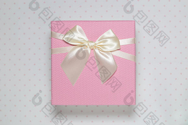 平原粉红色的玫瑰礼物盒子领带明亮的波尔卡背景最小的概念