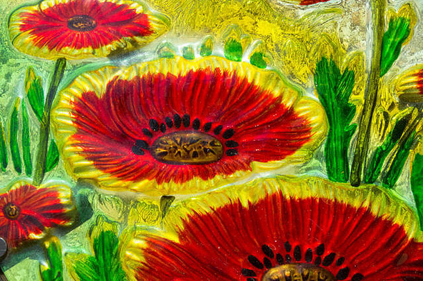 色彩鲜艳的彩绘玻璃的抽象背景，上面有花朵和<strong>蝴蝶</strong>