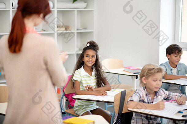 穿条纹衣服的女孩看着老师