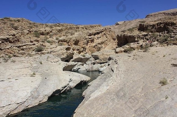 巴尼哈<strong>立德</strong>河（Wadi Bani Khalid）中的Moqul洞穴，阿曼沙漠景观中的绿洲。