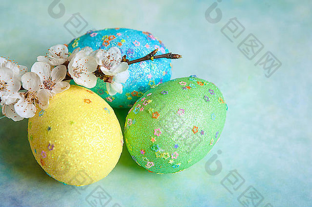 五颜六色的复活节彩蛋和带花的树枝