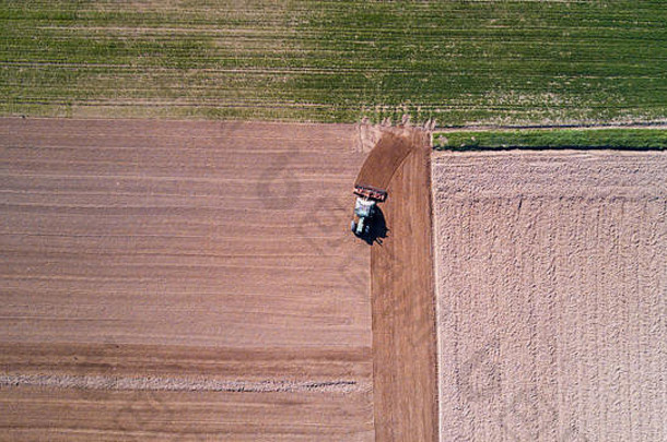 拖拉机耕作字段空中视图耕种场拖拉机播种农业农业运动