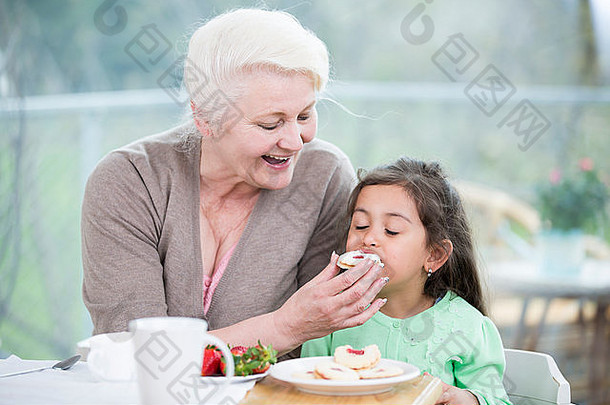 快乐高级女人喂养饼干（外）孙女首页