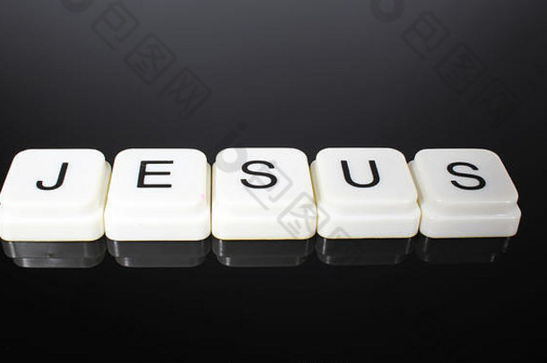 耶稣文本词标题标题标签封面背景背景字母信玩具块黑色的反光背景白色字母顺序排列信白色教育玩具块单词镜子表格