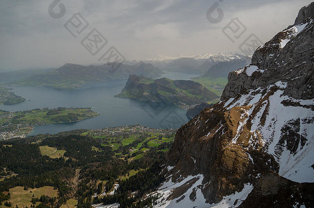 瑞士阿尔卑斯山景色优美，山顶积雪