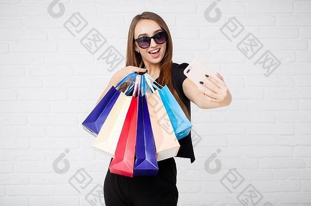 购物女人持有彩色的袋光背景黑色的星期五假期