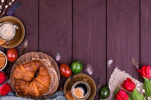 复活节早餐芳香新鲜的表示羊角面包巧克力蛋糕蛋糕彩色的鸡蛋红色的郁金香柳树咖啡糕点花木表格视图广场横幅