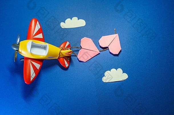 折纸粉色心形的<strong>飞机</strong>玩具。
