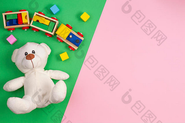 婴儿孩子们玩具背景白色泰迪熊木玩具火车色彩斑斓的块粉红色的绿色背景