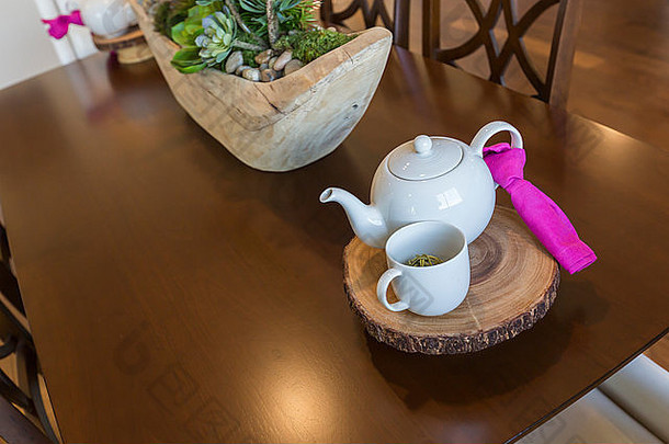 精美抽象的茶具和茶壶，令人垂涎欲滴。