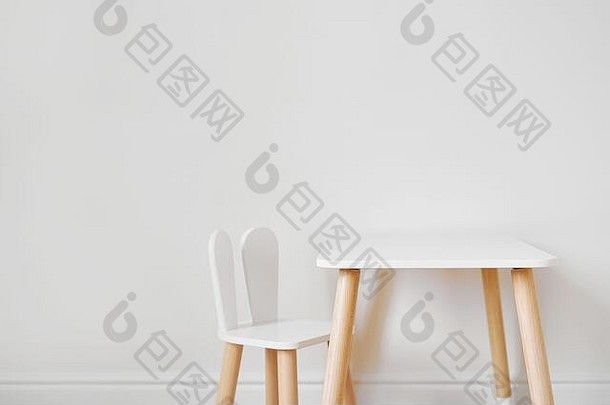 时尚的儿童桌椅。白色和木质的颜色。斯堪的纳维亚风格
