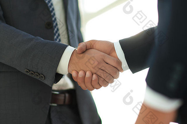 商人给手握手合作伙伴