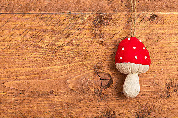 圣诞装饰-木制背景上的蘑菇。礼品卡、代金券、背景