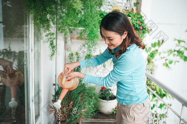 女人叽叽喳��植物容器阳台花园