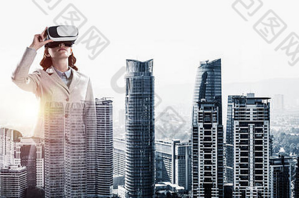 戴面具的女人在城市上空对抗日出尝试虚拟现实