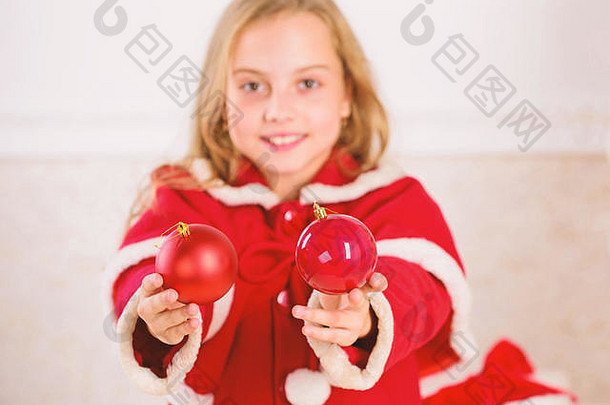 让孩子参与装饰。如何和孩子一起装饰圣诞树。女孩笑脸捧球装饰白色内饰背景。让孩子装饰圣诞树。最喜欢的部分装饰。