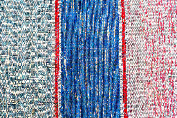 以布条为背景制成的复古家纺门垫。不同面料地毯的质地