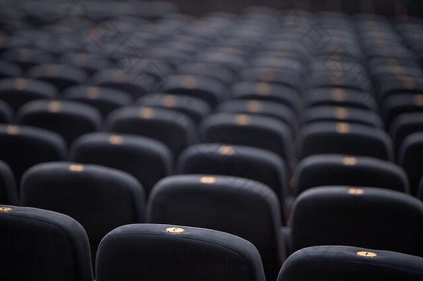 剧院或电影院观众的灰色天鹅绒座椅