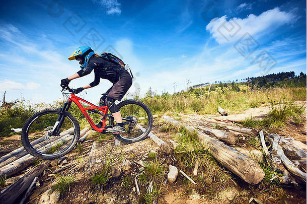 女山自行车骑自行车的人骑跟踪阳光明媚的一天欧洲山