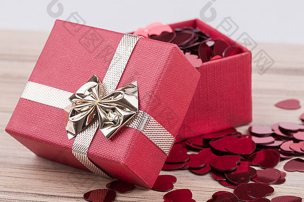 小红心纸屑和装满红心的礼物盒