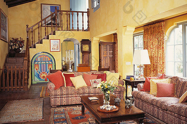 舒适的沙发，黄色客厅，木质楼梯，西班牙传统别墅l