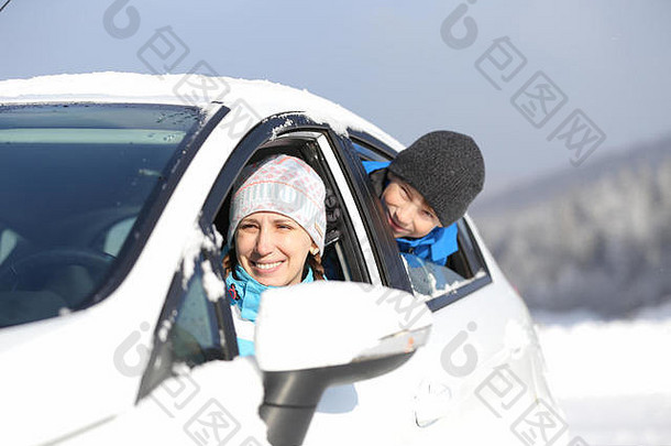 冬天家庭旅行概念图像年轻的女人儿子冬天假期