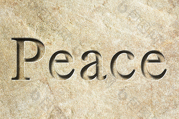在有纹理的旧表面上雕刻拼写“和平”一词