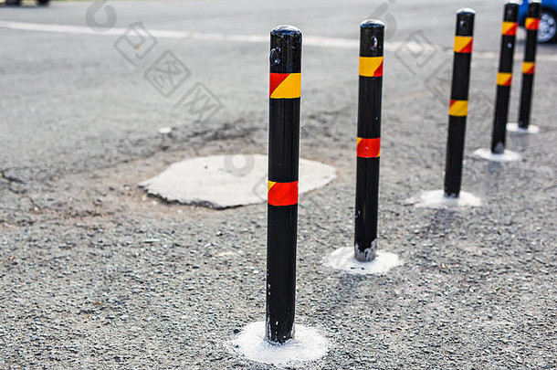 限制车辆和停车场移动的立柱、限制移动的杆、限制器或拦截器