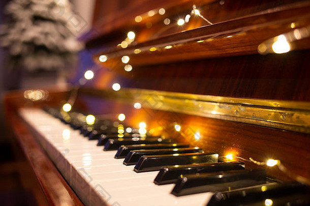 计划键盘照亮圣诞节灯浪漫的音乐背景