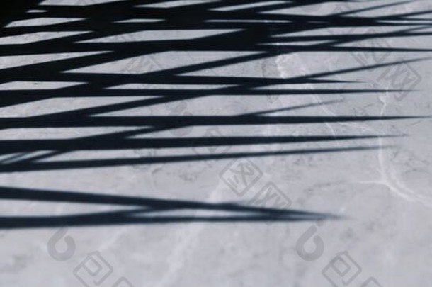 灰色大理石表格背景棕榈叶子影子夏天概念