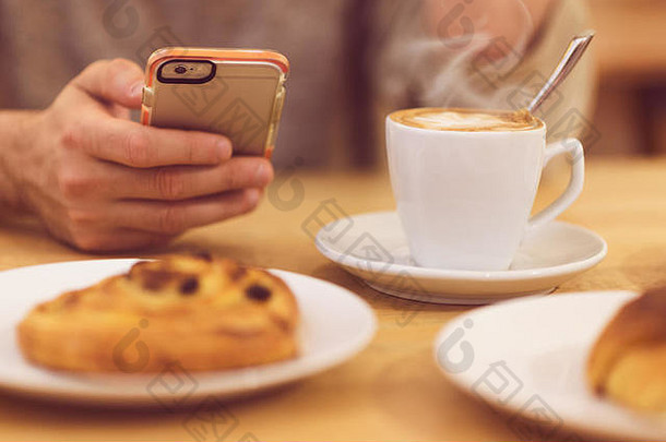 触摸细节图像面目全非,男人。喝咖啡持有聪明的电话早餐餐厅