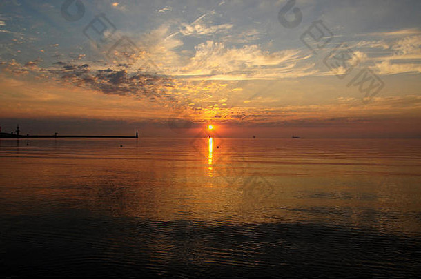波兰格丁尼亚金色日出-波罗的海海岸