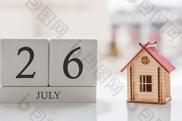 七月日历和玩具屋。月26日。用于打印或记忆的卡片信息