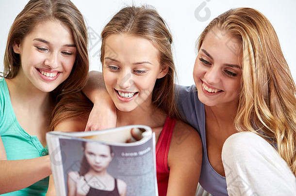 朋友青少年女孩阅读杂志首页