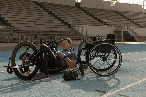 在赛道上坐轮椅的残疾人运动员