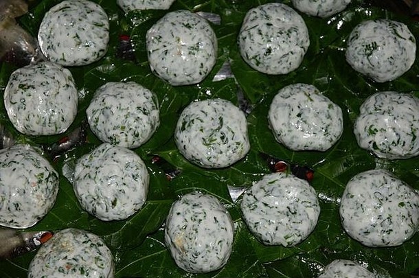 艾巴巴是中国广西省的传统馒头，是用艾蒿叶和糯米做馅的甜馒头。。