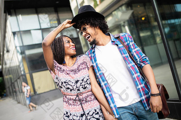美丽的年轻夫妇在城市里<strong>心情</strong>愉快。生活方式、爱情、约会、度假理念
