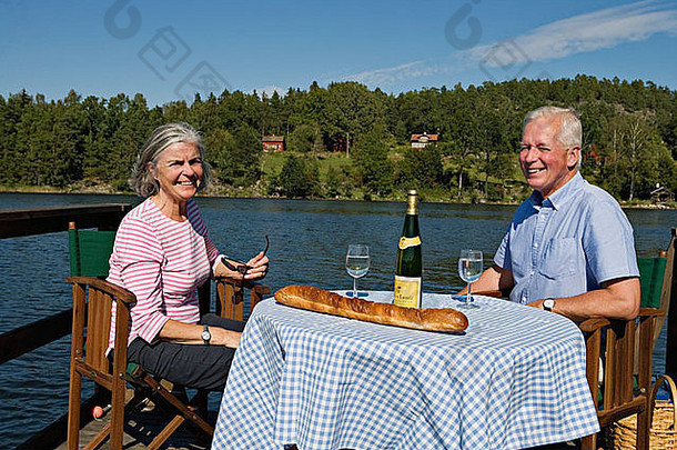 老年夫妇在码头用餐