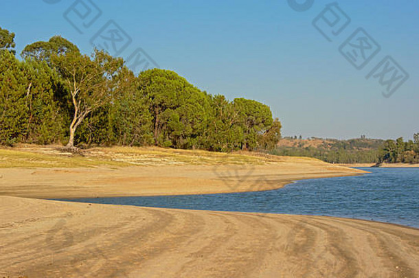 葡萄牙波塔莱格雷附近的“Baragem de Montargil”湖海滩上阳光明媚的景观和maquis植被，该湖的水位非常低