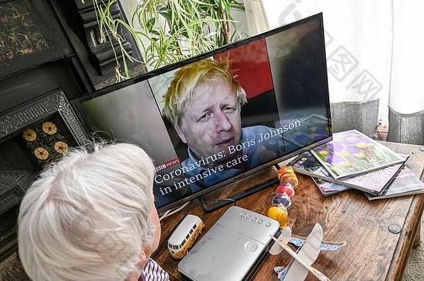 报道2019冠状病毒疾病的老妇人被报道说，Boris Johnson总理被送往科威特-托马斯医院进行重症监护。
