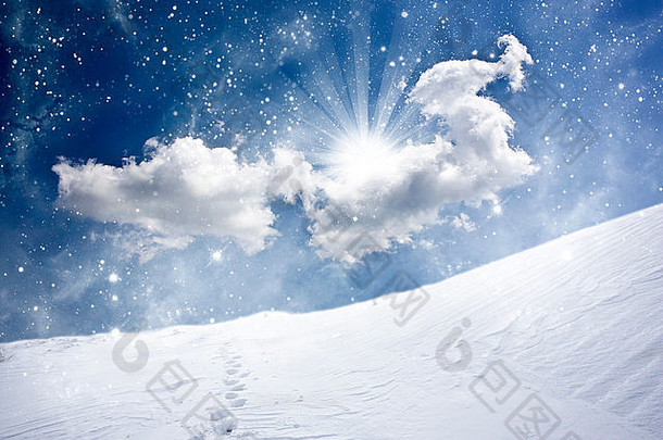 雪路径山坡上美丽的abtract蓝色的天空