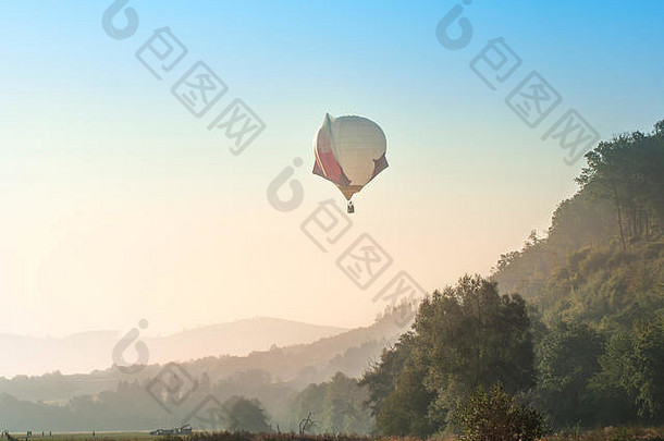 热空气气球开始飞行早期早....雾自然气球不寻常的形状