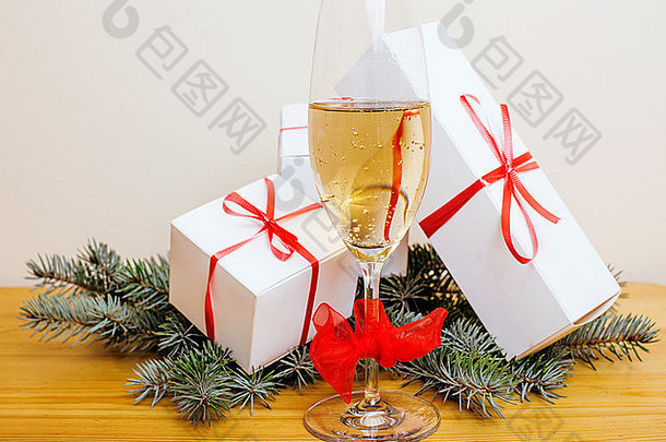树上和木头上挂着红色丝带圣诞礼物的白色礼品盒