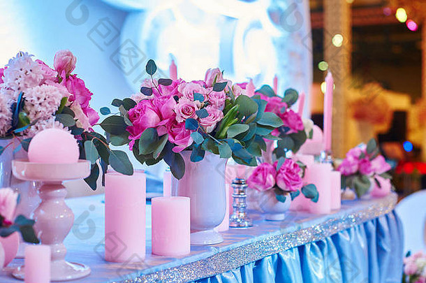 婚宴用桌具，配有蜡烛和花束