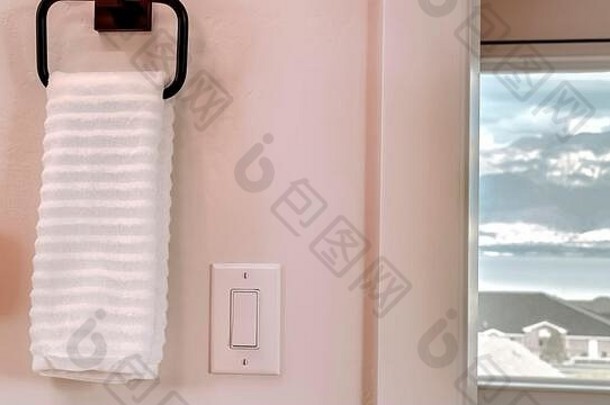 全景白色毛巾挂在电动摇杆灯开关旁边的方形毛巾架上
