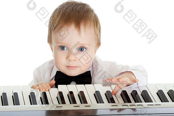 玩电子<strong>钢琴</strong>的可爱孩子