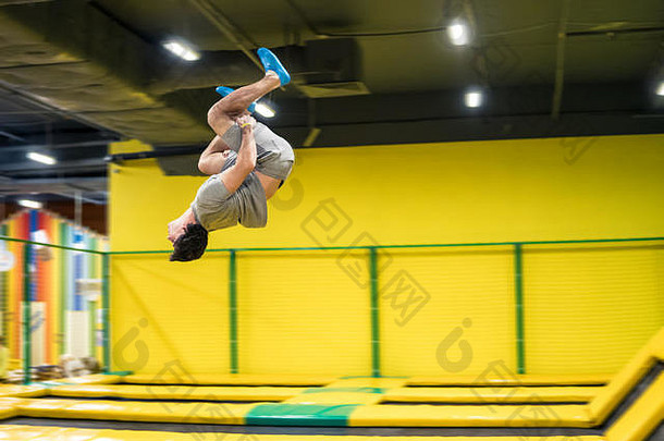 蹦床跳高运动员在蹦床上进行杂技练习