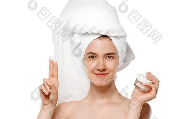 选美日。选美日。在白色工作室背景下，一位穿着毛巾的女士正在做她的日常护肤程序。美容、自我护理、化妆品、青春、水疗的概念。自然美，健康。